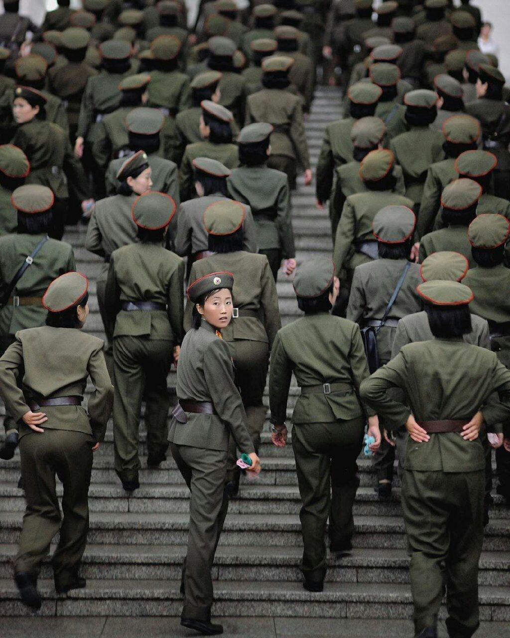 Северокорейские солдаты в пхеньянском метрополитене, 2009 г.