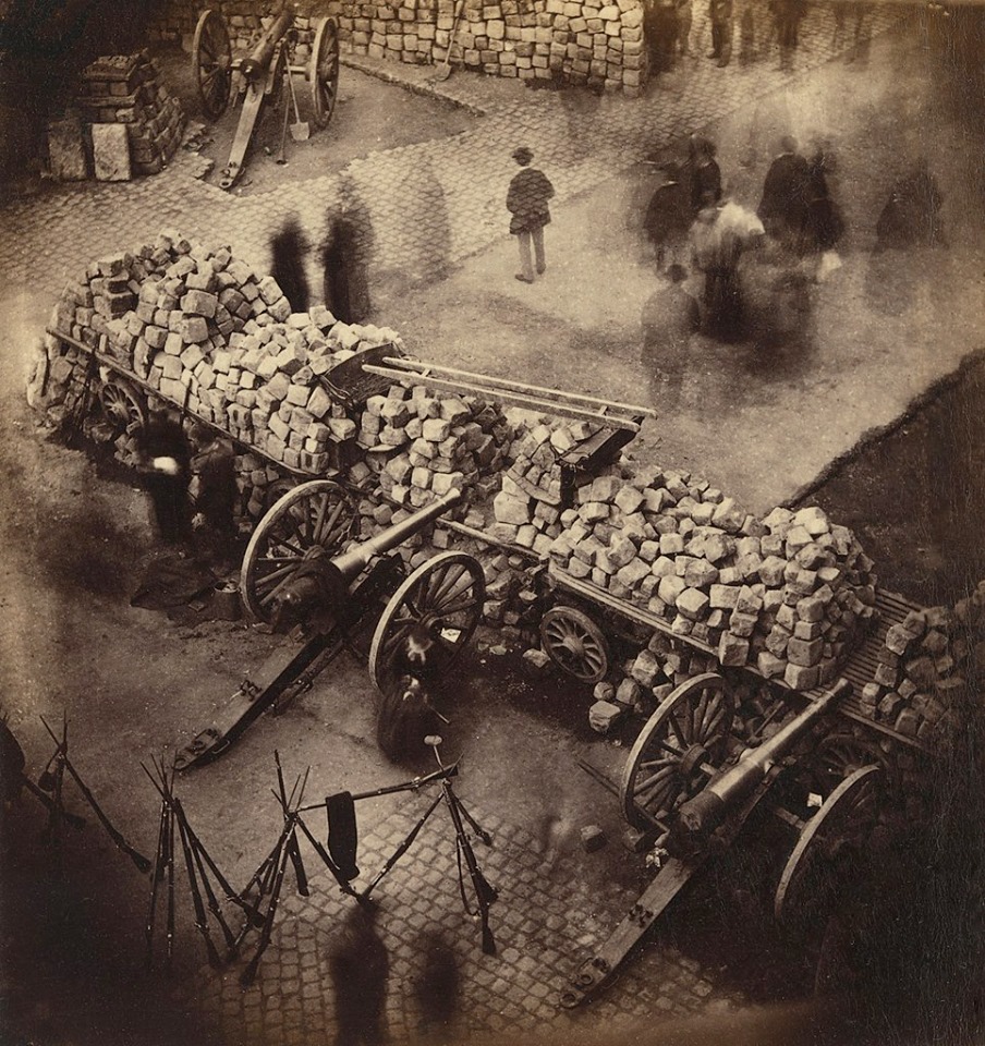 Оставленные баррикады на улицах Парижа, период падения коммуны, Франция, 1871 г.