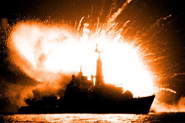 Взрыв фрегата HMS Antelope вследствие неудачной попытки разминирования двух неразорвавшихся бомб, Фолклендские острова, 1982 г.