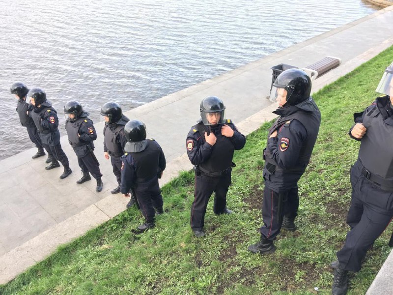 Полицейские перекрывают набережную в Екатеринбурге, Россия, 15 мая 2019 г.