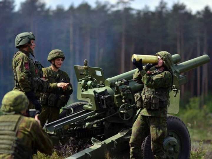 Литовские артиллеристы пьют из отработанных гильз во время учений, 2019 г.
