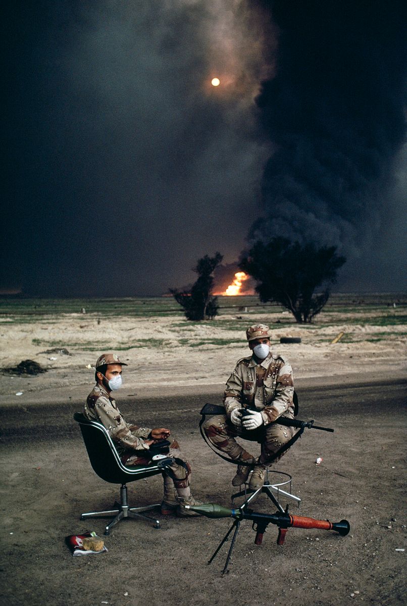 Солдаты на фоне горящих нефтянных месторождений, Кувейт, 1991 г. Фото Стива Маккарри.