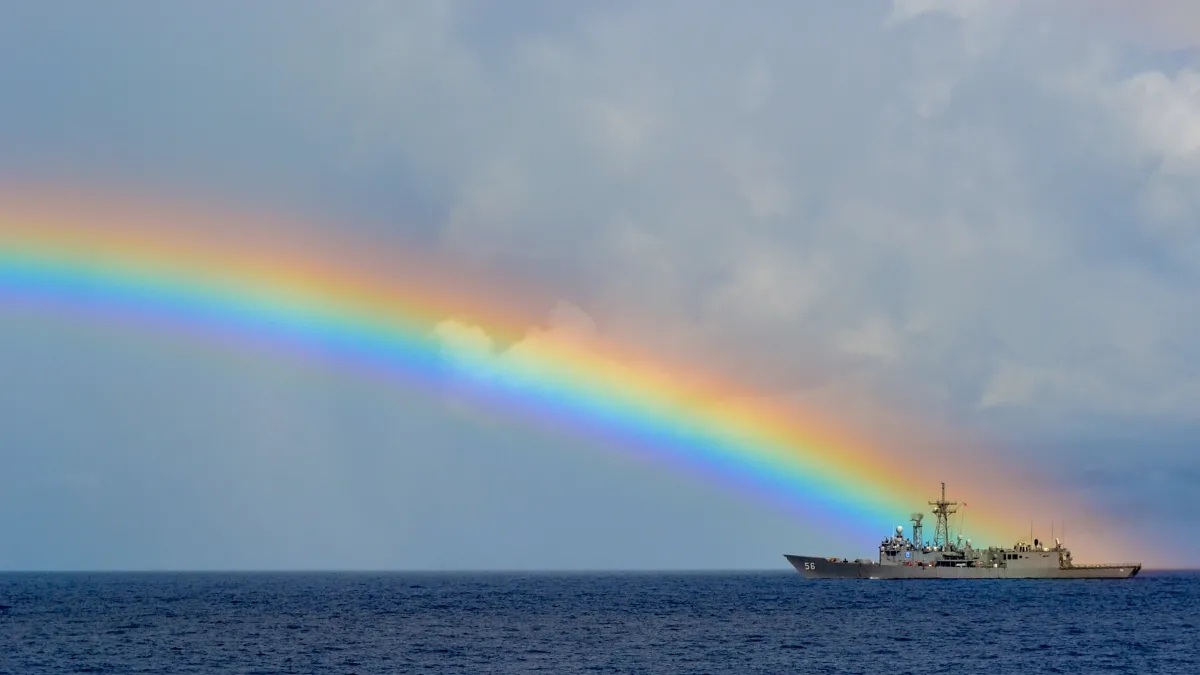 Радуга над американским кораблем USS Simpson (FFG-56), Атлантический океан, 13 сентября 2014 г.