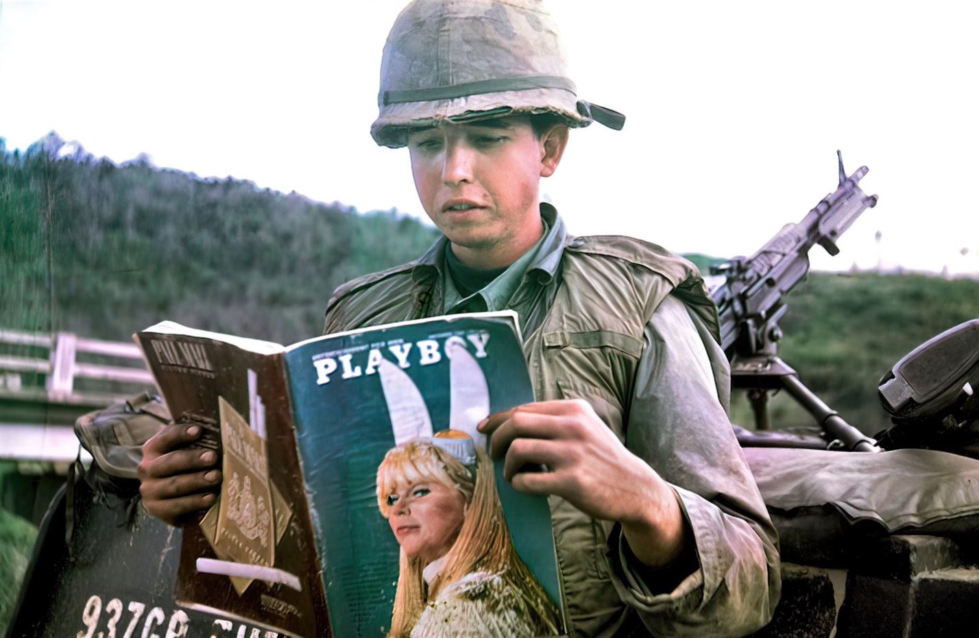 Боевой инженер Даниэль Мауэр читает статью в журнале "Playboy", который ему прислала жена вместе с партией печенья с шоколадной крошкой, Вьетнам, 1966 г.