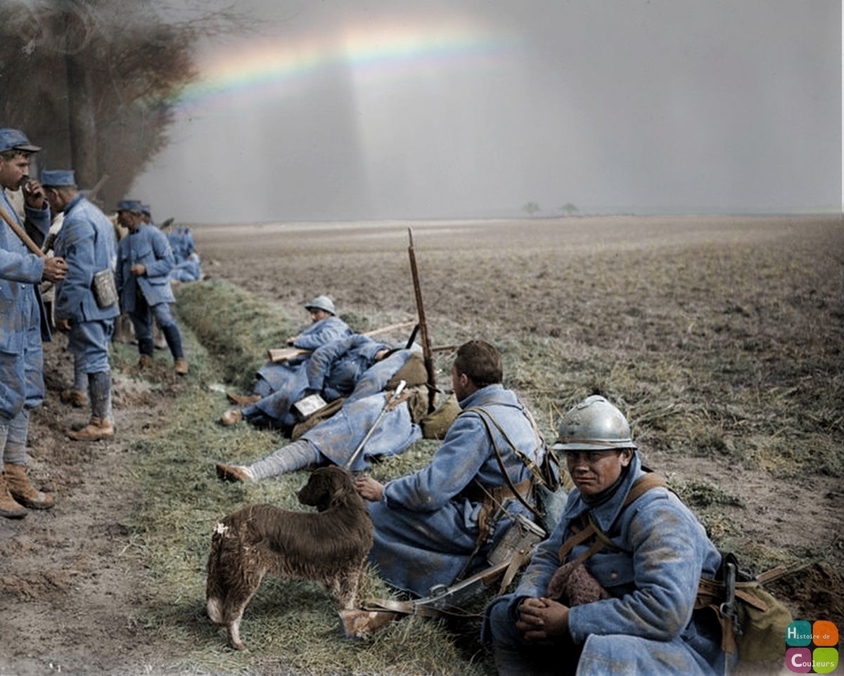Французские солдаты из 53-го пехотного полка готовятся к отдыху, апрель 1918 г. На фоне видна радуга.