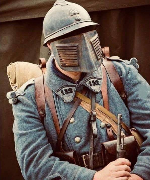 Французский солдат из 152-го пехотного полка в шлеме Адриана M15 с защитной маской, Первая мировая война.