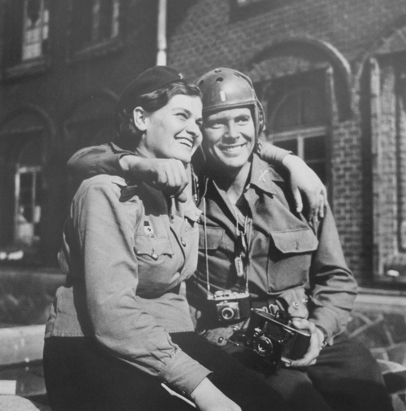 Советская девушка-офицер и американский военный фотокорреспондент позируют на улице Торгау, Германия, апрель 1945 г.