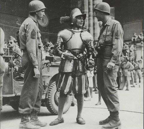 На стыке эпох: американские солдаты разговаривают с швейцарским гвардейцем из охраны Ватикана, июнь 1944 г.