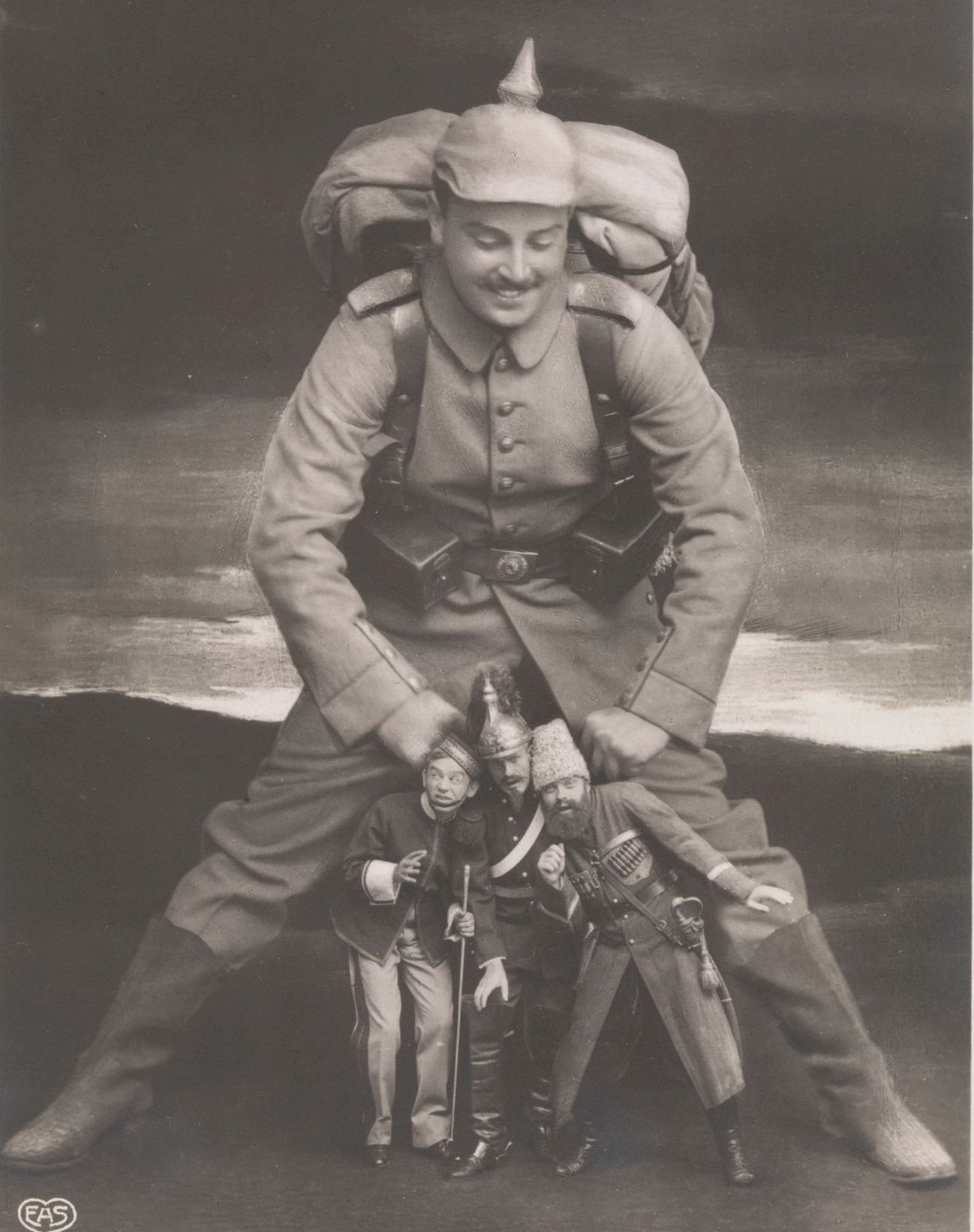 Немецкий фотомонтаж времён Первой мировой войны, на котором солдат Германской имперской армии "сжимает" солдат противоборствующих армий Британии, Франции и России.