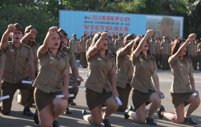 Кубинские выпускницы на церемонии окончания военной школы Революционных вооружённых сил, Сантьяго де Куба, 2016 г.