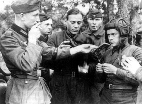 Немецкий солдат делится сигаретой с советским танкистом, Польша, сентябрь 1939 г.