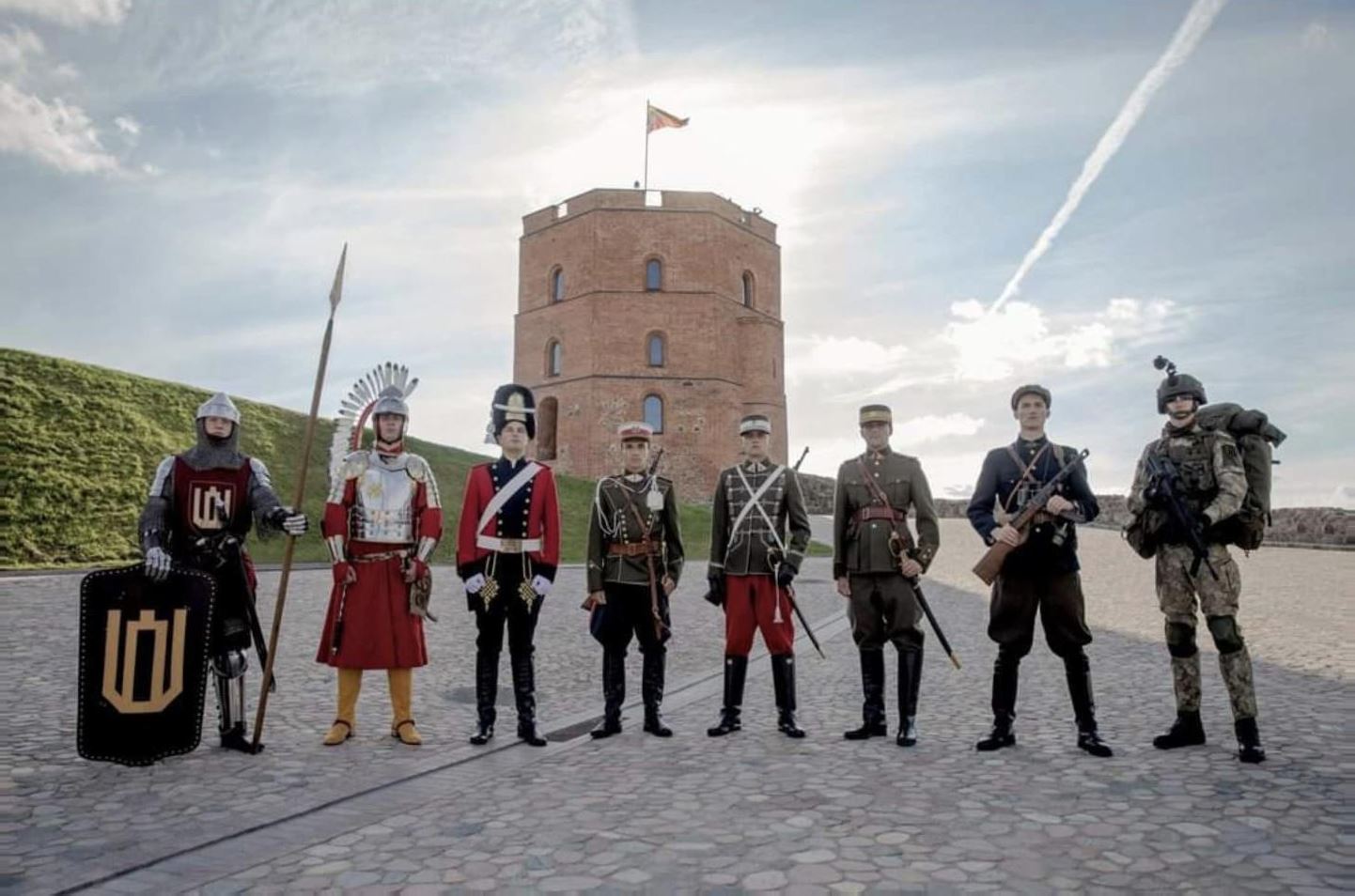 Фотография, размещенная литовской армией в честь Дня Государства, 6 июля 2021 г. На фото показаны литовские воины разных эпох на фоне башни замка Гедемина.