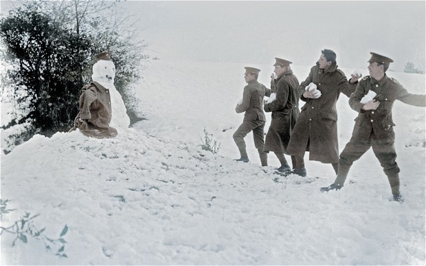 Британские солдаты мечут снежки в снеговика, 1915 г.