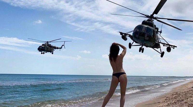 Тренировка боевых вертолетов 18-й отдельной бригады армейской авиации на малых высотах на берегу Азовского моря, Генический район Херсонской области, 29 мая 2020 г.