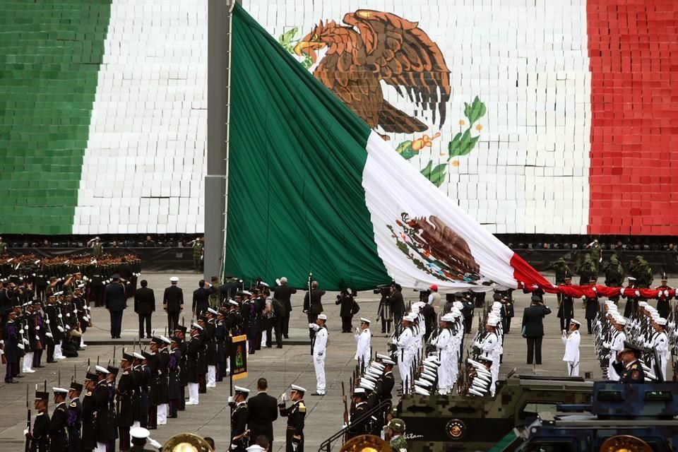 Поднятие "монументального флага" Мексики на фоне огромного флага, составленного из карточек.