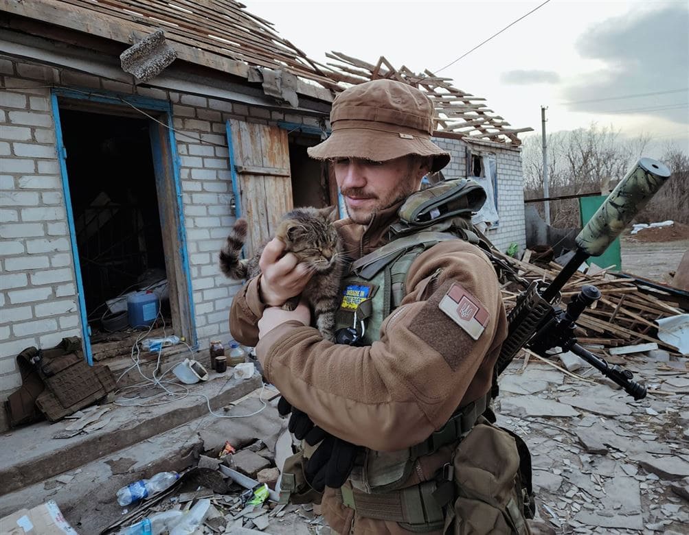 Валерий Маркус с котёнком в зоне боевых действий в Донецкой области, 8 апреля 2022 г. За спиной висит винтовка ОА-10 DMR.