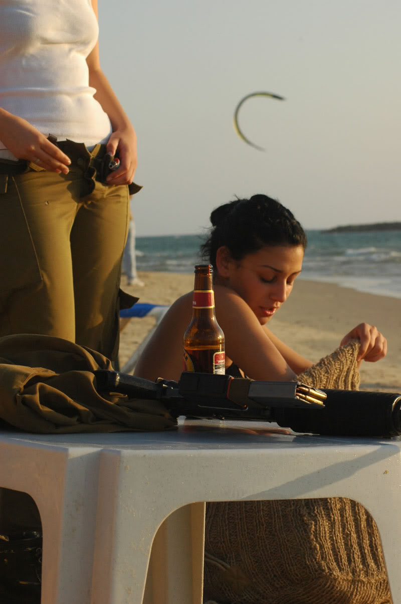 Девушки из израильской армии отдыхают на пляже Тель-Авива, 2005 г.