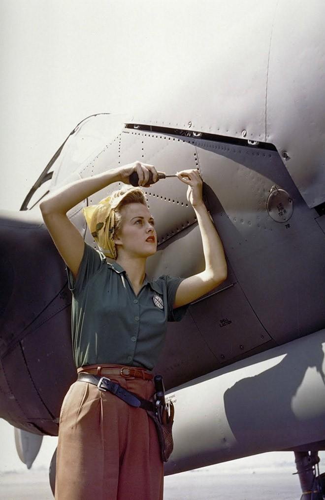 Сотрудница компании "Lockheed" работает над самолетом Lockheed P-38 Lightning, Бербанк, Калифорния, 1944 г.