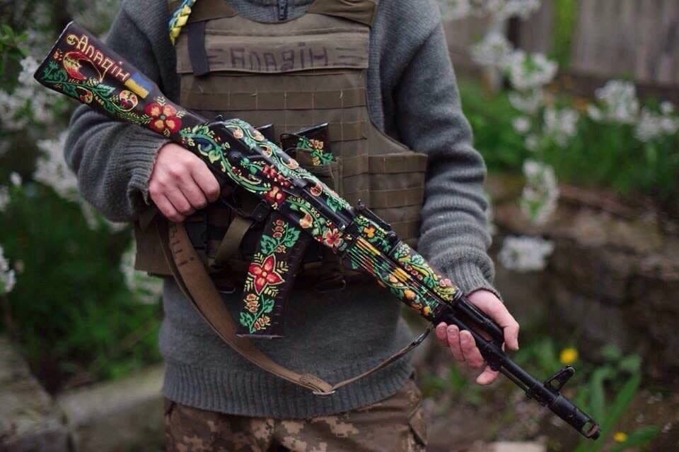 Боец ВСУ с позывным "Аладдин" держит автомат АК-74М, разукрашенный цветочным орнаментом, около 2015 г.