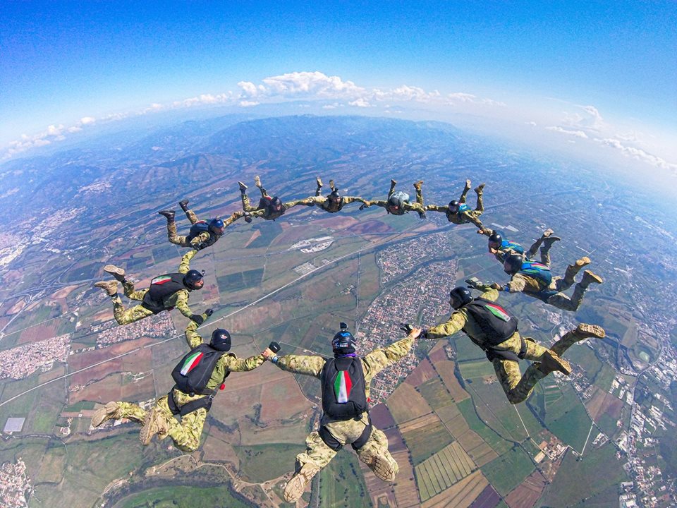 Бойцы 185-го парашютного полка Италии во время учебных прыжков с вертолета, 2017 г.