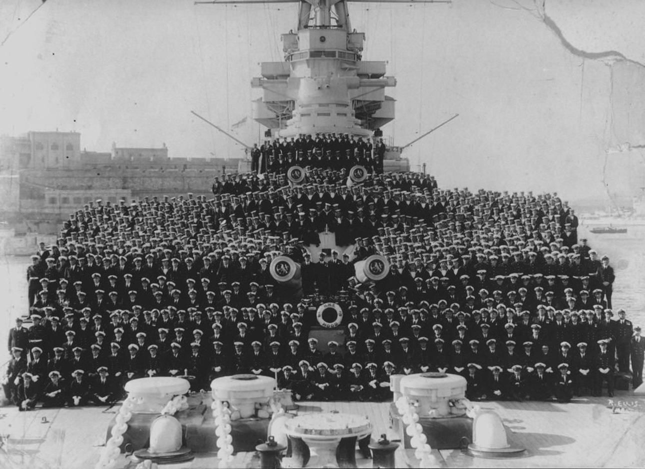Групповая фотография команды британского линейного крейсера "Худ", 1941 г. После боя с "Бисмарком" из 1415 человек выживут лишь трое.