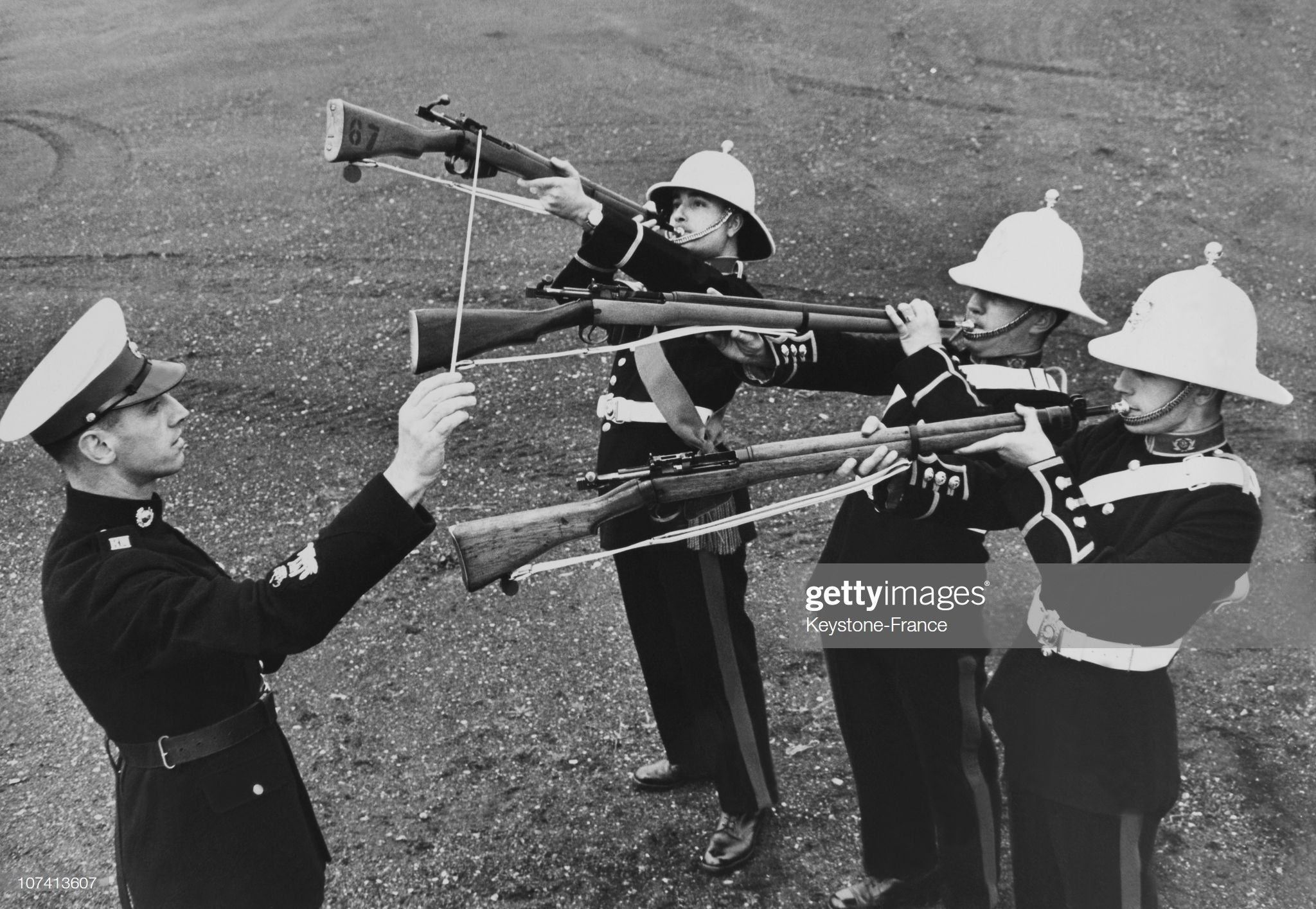 Музыканты полка Королевских валлийцев британской армии в шутку используют винтовки Lee Enfield в качестве горнов, Великобритания, ноябрь 1964 г.