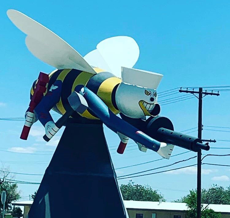 Своеобразный памятник истребителю F-18 в виде пчёлы, Калифорния, США, 2010-е гг.