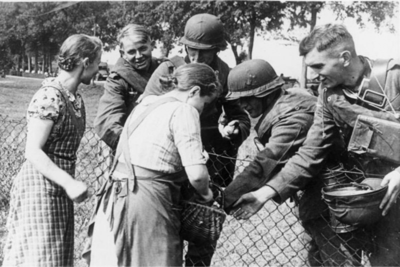 Польские женщины угощают немецких солдат хлебом, сентябрь 1939 г.