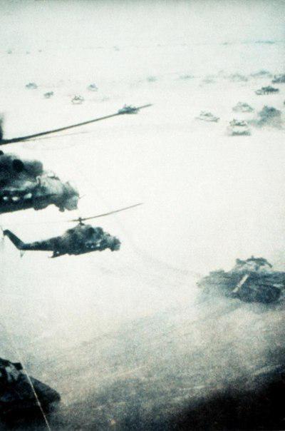 Советские ударные вертолёты Ми-24 прикрывают с воздуха танковую колонну, Афганистан, 1984 г.