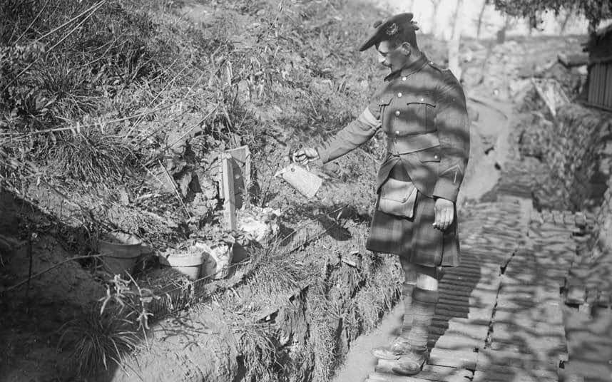 Солдат Гордонских горцев ухаживает за своим небольшим садом в окопе, Генинель, 23 октября 1917 г.