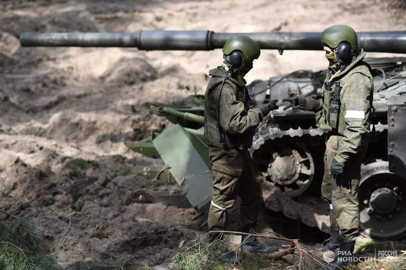 Российские танкисты, играющие в "Камень-ножницы-бумага", вероятно, решают, кто будет натягивать гусеницы, 2022 г.