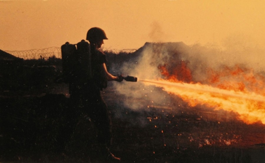 Морской пехотинец выжигает заросли из огнемёта М2 в окрестностях Кхешани, Вьетнам, 1968 г.