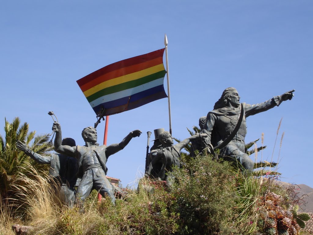 Памятник Тупаку Амару II и его воинам с инкским радужным флагом випхалы.