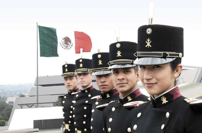 Курсанты Героической Военной Академии на фоне государственного флага Мексики.