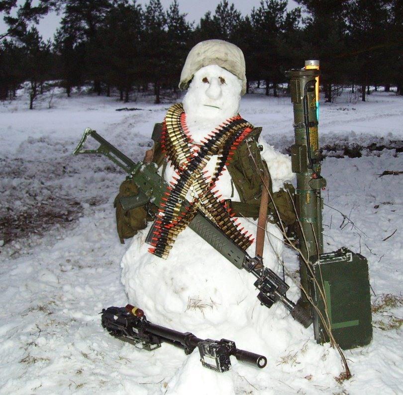 Снеговик шведских солдат, которые украсили его своим оружием и снаряжением, среди которого AK5A, Battle Vest 2000, Helmet 90 и AT4, 2000-е гг.