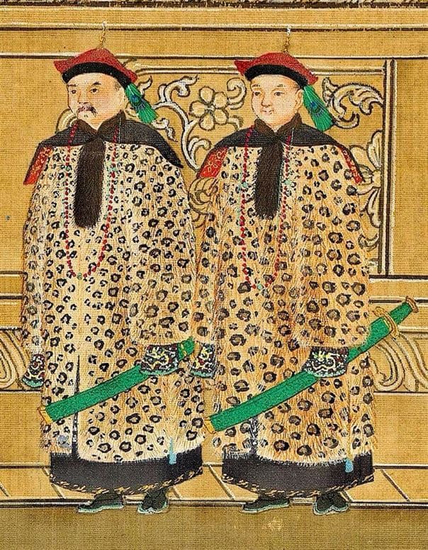 Китайские чиновники династии Цин в леопардовых шубах.