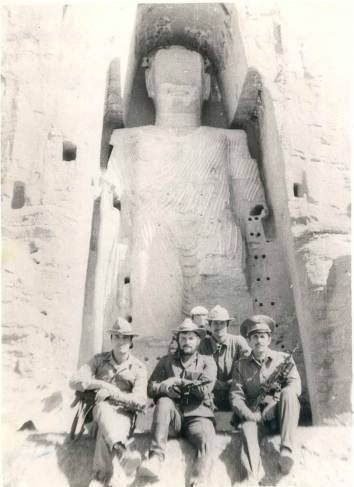 Советские солдаты у скульптуры Большого Будды, Бамиан, Афганистан, 1981 г.
