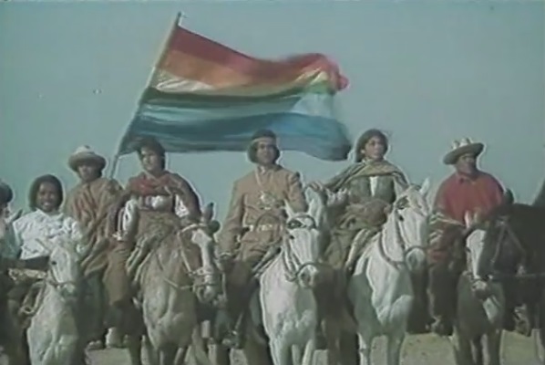 Тупак Амару II (3-й справа) вместе со своими повстанцами на фоне инкского радужного флага випхалы, кадр из фильма 1984 г.
