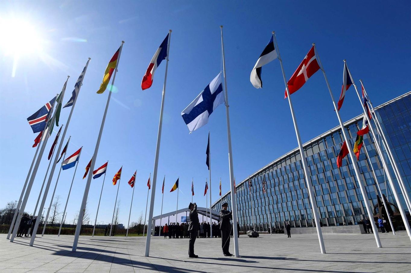 Поднятие флага Финляндии возле штаб-квартиры НАТО, Бельгия, 4 апреля 2023 г.