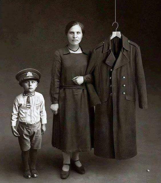 Мать с сыном и шинелью отца, погибшего на фронте Первой мировой войны, Великобритания, 1926 г.