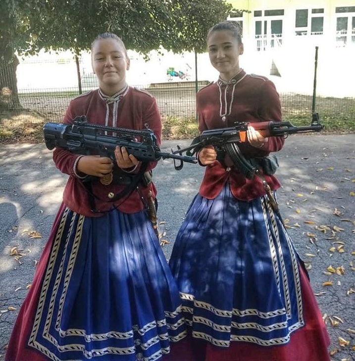 Девушки из церемониального подразделения Крижевецкая девичья стража с боевым оружием VHS и Zastava M70, 2019 г.