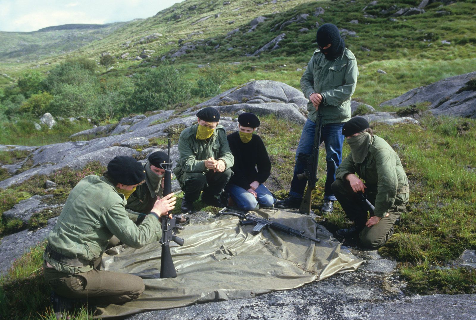 Бойцы ИРА на занятиях в полевом лагере, графство Донегол, Северная Ирландия, 1980-е гг.