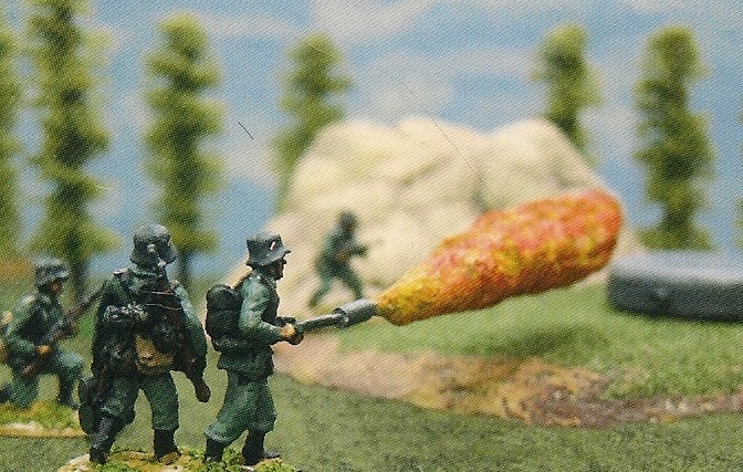 Необычное решение для показа работающего огнемета в оловянной миниатюре. Часть диорамы, посвященной битве при Седане, 21 мая 1940 г.
