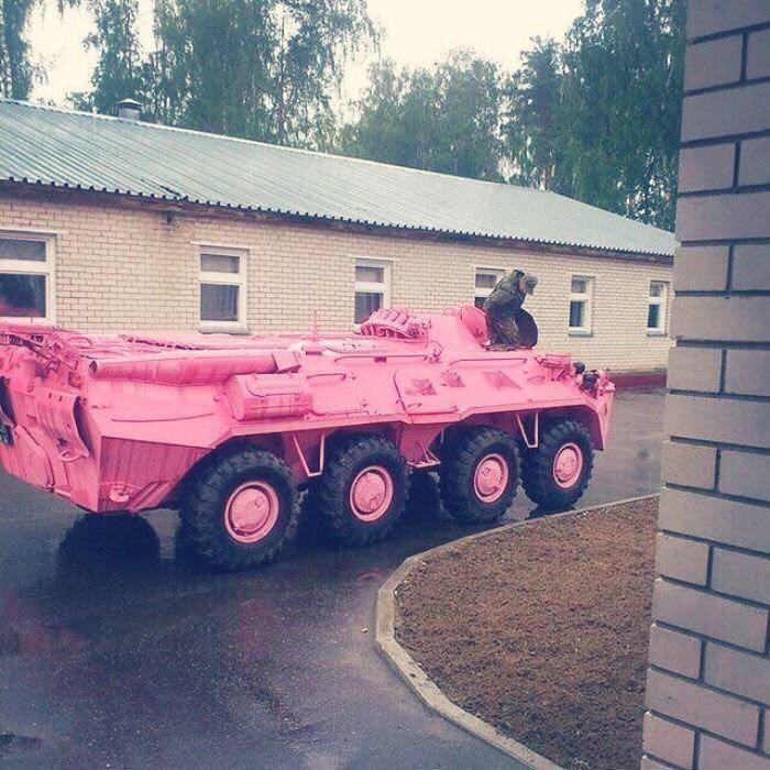 Розовый БТР-80 где-то в России, 2010-е гг.