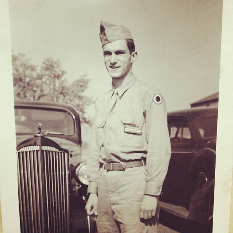 Будущий основатель журнала Playboy, военный корреспондент Хью Хефнер на службе в армии США, 1944 г.