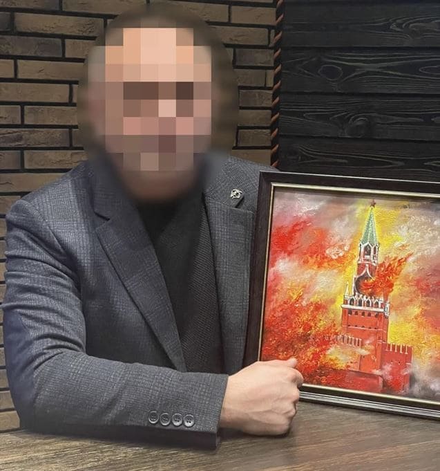 Герой Украины спецназовец Александр Трепак с картиной, на которой изображён горящий Кремль — символ победы над Россией, 2 февраля 2022 г.