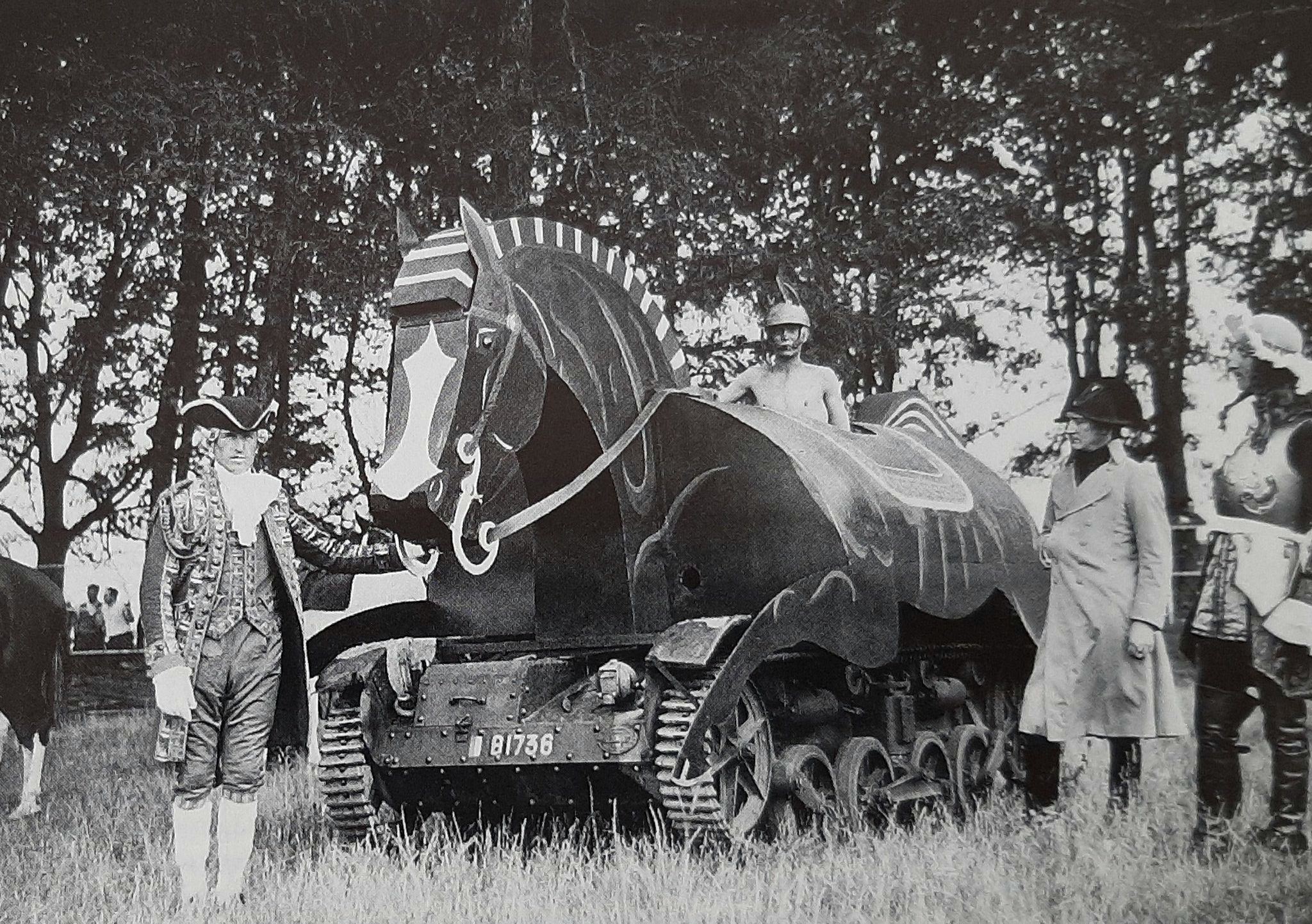 Французские солдаты в костюмах воинов разных эпох, возле танка AMR 33, украшенном в виде лошади, Венсен (пригород Парижа), июль 1938 г.