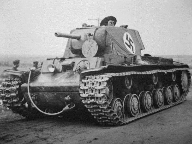 Танки кв немецкие. Кв 1 и кв 2. Кв2 танк 1941. Немецкий трофейный танк кв 1.