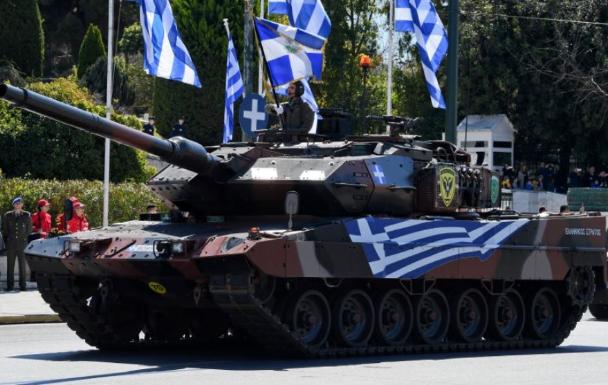 Боевой танк греческой армии Leopard 2A6HEL во время военного парада в честь Дня независимости в Афинах, 25 марта 2023 г.