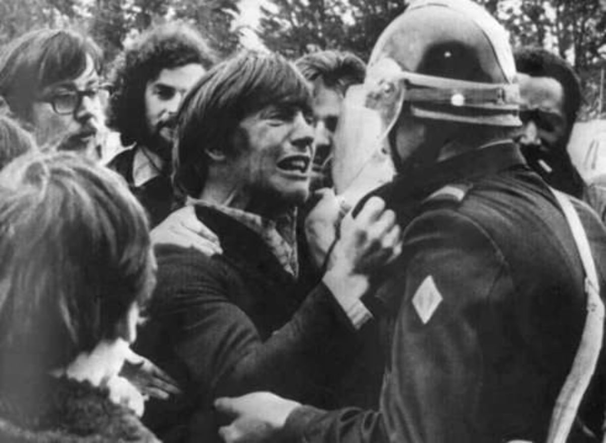 Два друга детства встречаются во время забастовки: один из них бастующий, а другой — полицейский, Франция, 1972 г.